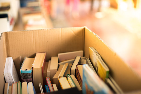 B&uuml;cherstapel auf Flohmarkt, Lestestoff f&uuml;r den Sommer, B&uuml;cherkiste