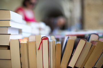 Fototapeta premium Bücherstapel auf Flohmarkt, Lestestoff für den Sommer, Freiraum