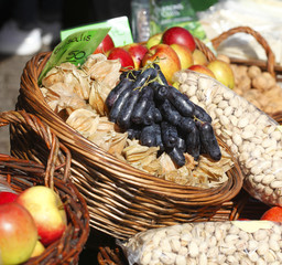 Datteln-Weintrauben  und  Physalis