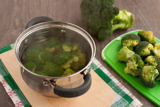 Boiled broccoli in a saucepan. Prepare the dish from the broccoli inflorescences. Cabbage is boiled in hot water in a saucepan.
