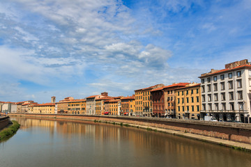 Ausblick von der Brücke Ponte di Mezzo auf die Lungarnos (die Straßen) entlang dem Ufer des Flusses Arno durch Pisa, Toskana, Italien