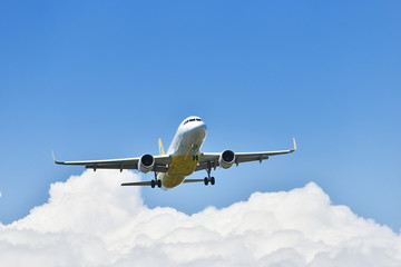 着陸態勢の旅客機