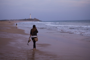 paseo al atardecer en la playa de trafalgar