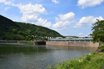 Moseltal mit Schleuse Lehmn