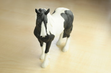 Figurka konia w kolorze czarno-białym