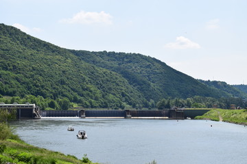 Moseltal mit Schleuse Lehmen