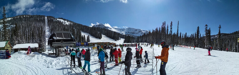 People waiting for chairlift at Sunshine Village Ski Resort, Banff National Park - obrazy, fototapety, plakaty