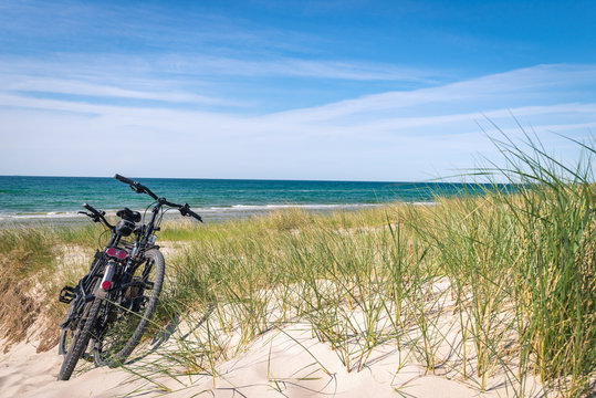 Fahrräder am Strandaufgang, Urlaub an der Ostsee