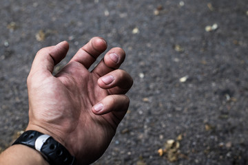 Mano haciendo gesto sobre fondo oscuro