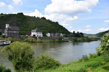 Kobern-Gondorf mit Vorburg des Schloss von der Leyen