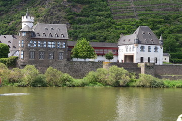 Kobern-Gondorf mit Vorburg des Schloss von der Leyen