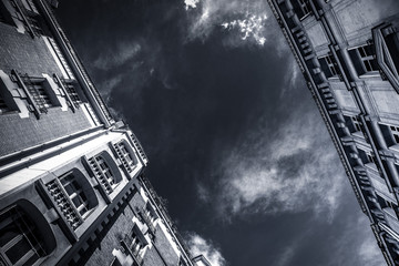 Häuserfront in Paris von unten