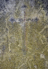 Kreuz auf verwittertem Grabstein