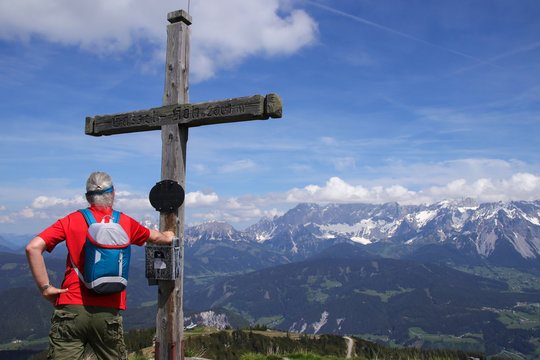 Steiermark, Gipfelkreuz, Reiteralm, Wanderer, im Hintergrund der Dachstein