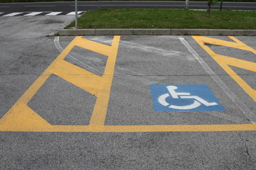 parcheggio riservato invalidi, diversamente abile, disabilità