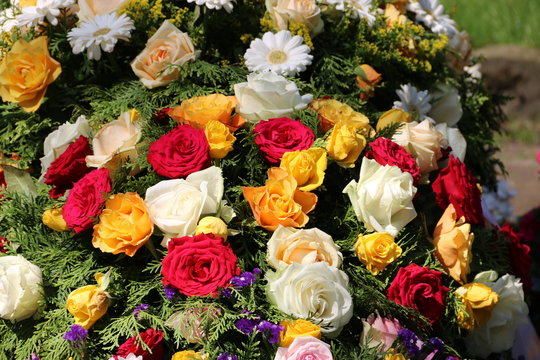 Bunte Blumen nach Beerdigung