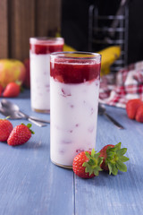 Yogur con compota de fresa