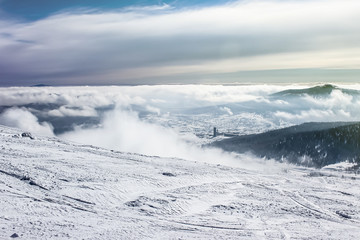 Fototapeta na wymiar горы в облаках, зимний пейзаж, утро