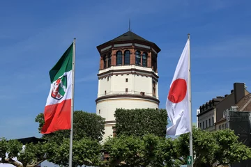 Japantag in Düsseldorf, Fahnen auf dem Burgplatz © mitifoto