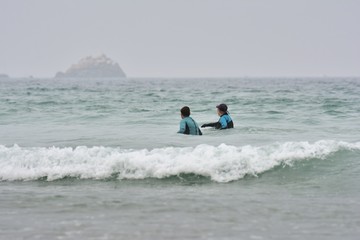 Un couple de seniors pratique le longe côte sur une plage de Bretagne © aquaphoto