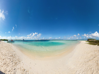 Fototapeta na wymiar Turquoise Beach in the Caribbean