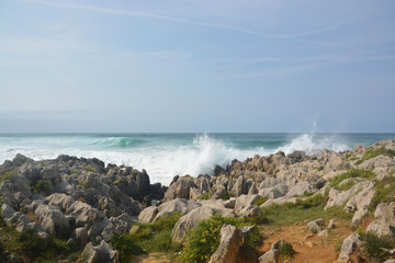 olas chocando contra las rocas