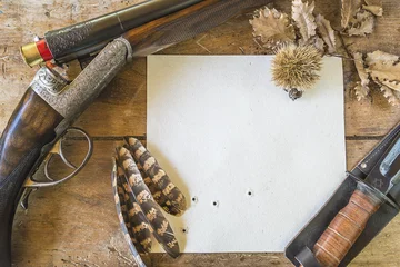 Fotobehang Jacht Jachtseizoen concept: mooi jachtgeweer met patronen, mes, papier op oude houten achtergrond