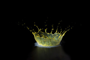 Goccia di latte colorata