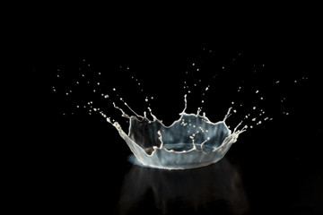 Goccia di latte colorata