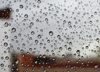 Centanas con gotas de agua de lluvia y sorpresa