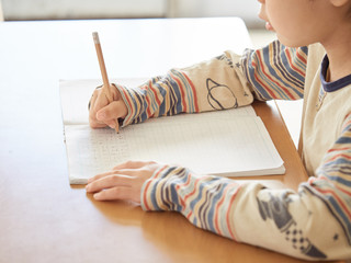 Fototapeta 自宅で算数の宿題をする小学生の男の子 obraz