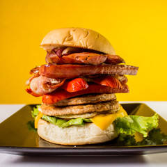 Hambúrguer artesanal brasileiro com duas carnes, queijo, presunto, ovo, alface, tomate e cebola....