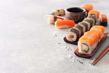 Selbstklebende Fototapeten Sushi-Set, Sojasauce, Ingwer und Chopstiks hautnah © annata78