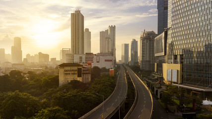 Obraz premium Empty overpass with skyscrapers at sunset time