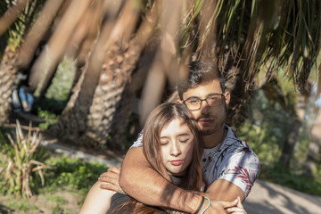 pareja enamorada entre hojas verdes