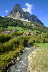 Fototapeta na wymiar Corvara vor Sassongher, Suedtirol, Dolomiten, Italien