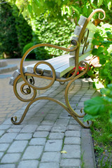 скамейка в саду