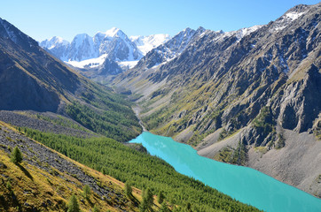 Алтай, горные вершины Северо-Чуйского хребта и вид на...