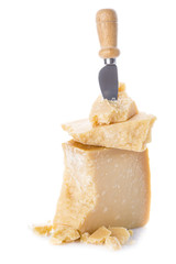 Queso parmesano o parmigiano reggiano para la comida aislado sobre un fondo blanco © Angel Simon