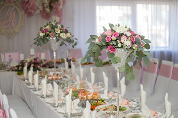 The table decorated to a wedding