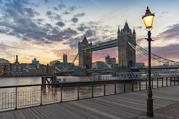 Blick auf die ikonische Tower Bridge in London während Sonnenuntergang, Großbritannien