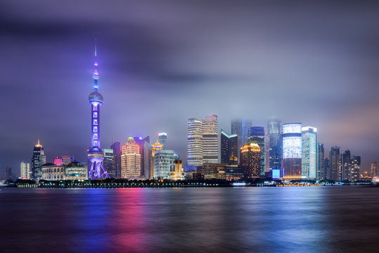 Shanghai bei Nacht: die beleuchtete Skyline mit den ikonischen Wolkenkratzern