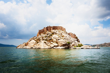 Obraz premium Island with ruins on Bafa Lake in Turkey