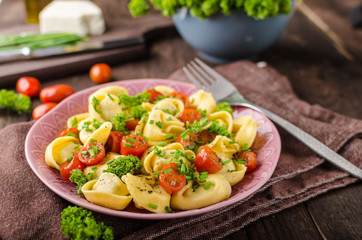 Filled tortellini with herbs, tomatoes