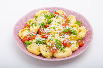 Filled tortellini with herbs, tomatoes