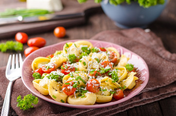 Filled tortellini with herbs, tomatoes