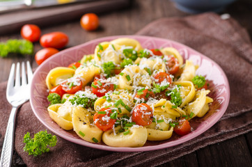 Filled tortellini with herbs, tomatoes