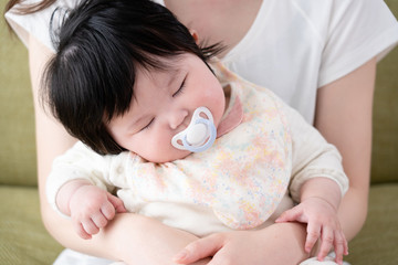 赤ちゃんとお母さん、座る、おんぶ、膝の上、寝る