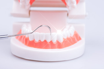 Gebiss beim Zahnarzt mit einem Instrument und Lichtreflex