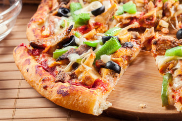 Spicy pizza with chicken gyros
